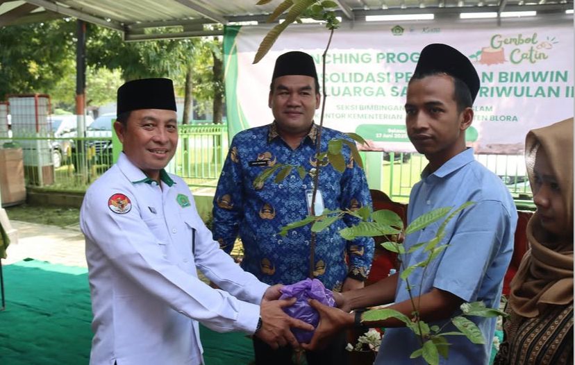TANAM POHON: Sepasang catin di Blora menyerahkan satu pohon kepada KUA.