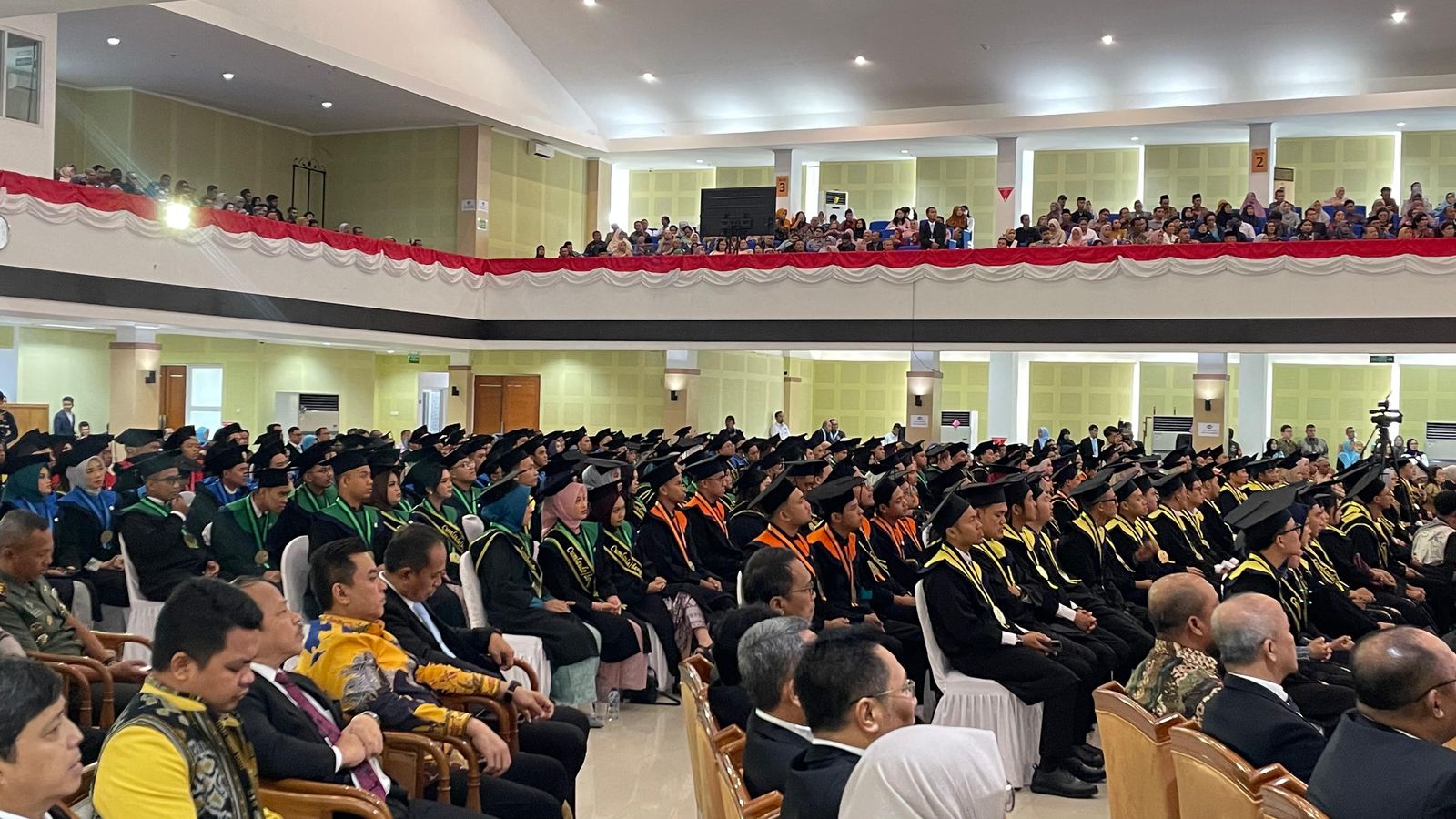 WISUDA: Ratusan mahasiswa PEM Akamigas Cepu sedang diwisuda.