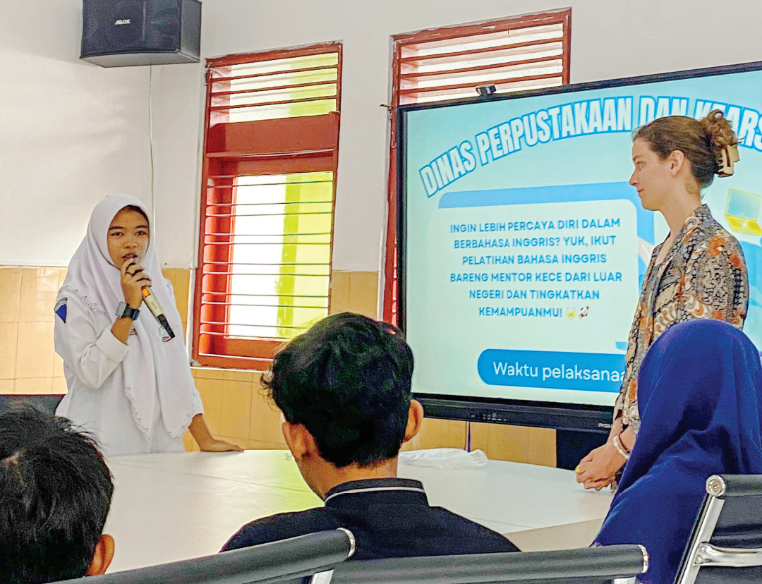 BERSAMA TURIS: Disperpusip Kabupaten Bojonegoro menghadirkan Miss Lucy, pengajar asal Amerika Serikat. (DISPUSIP FOR RADAR BOJONEGORO)