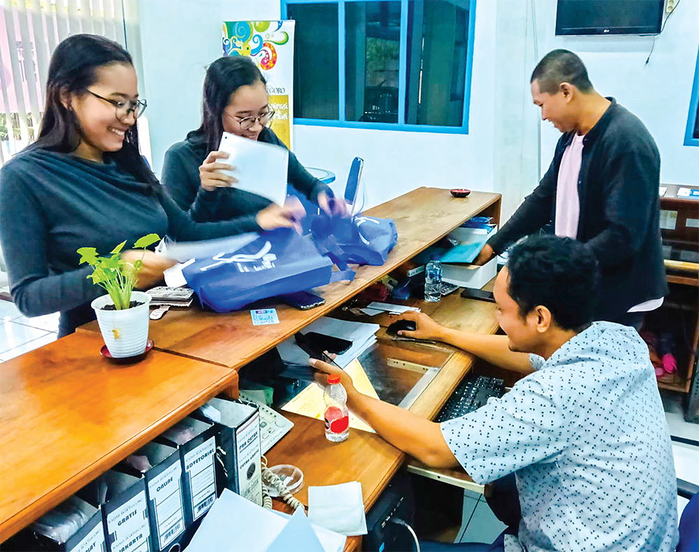 TIDAK ANTRE: Pengambilan racepack Bojonegoro Playon 2025 Fun Night Run di Kantor Jawa Pos Radar Bojonegoro Jalan Ahmad Yani Nomor 39 Bojonegoro kemarin tidak antre. (MUHAMMAD SUAEB/RADAR BOJONEGORO)
