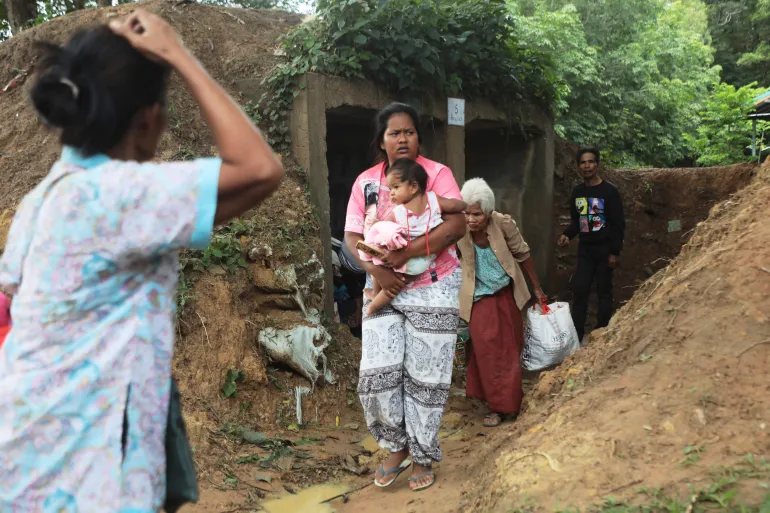 Warga di Provinsi Surin, Thailand bergegas mengungsi menyusul konflik militer Thailand-Kamboja (Dok. AP)