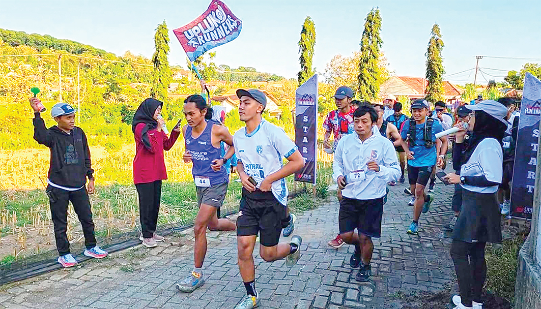 MENYUSURI GUNUNG: Komunitas Lari Upluk Runner menggelar event trail run sekitar 16 kilometer di Bojonegoro di Gunung Pandan. (M. IRVAN RAMADHON/RADAR BOJONEORO)