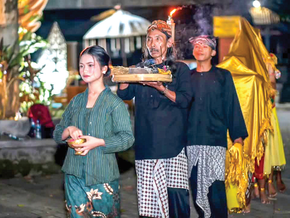 RUWAT: Proses ruwatan di Kayangan Api yang digagas Majelis Dzikir dan Sholawat Mocopat Njeng Sunan Sabtu (19/07). (DHANI WAHYU ALFIANSYAH/RADAR BOJONEGORO)