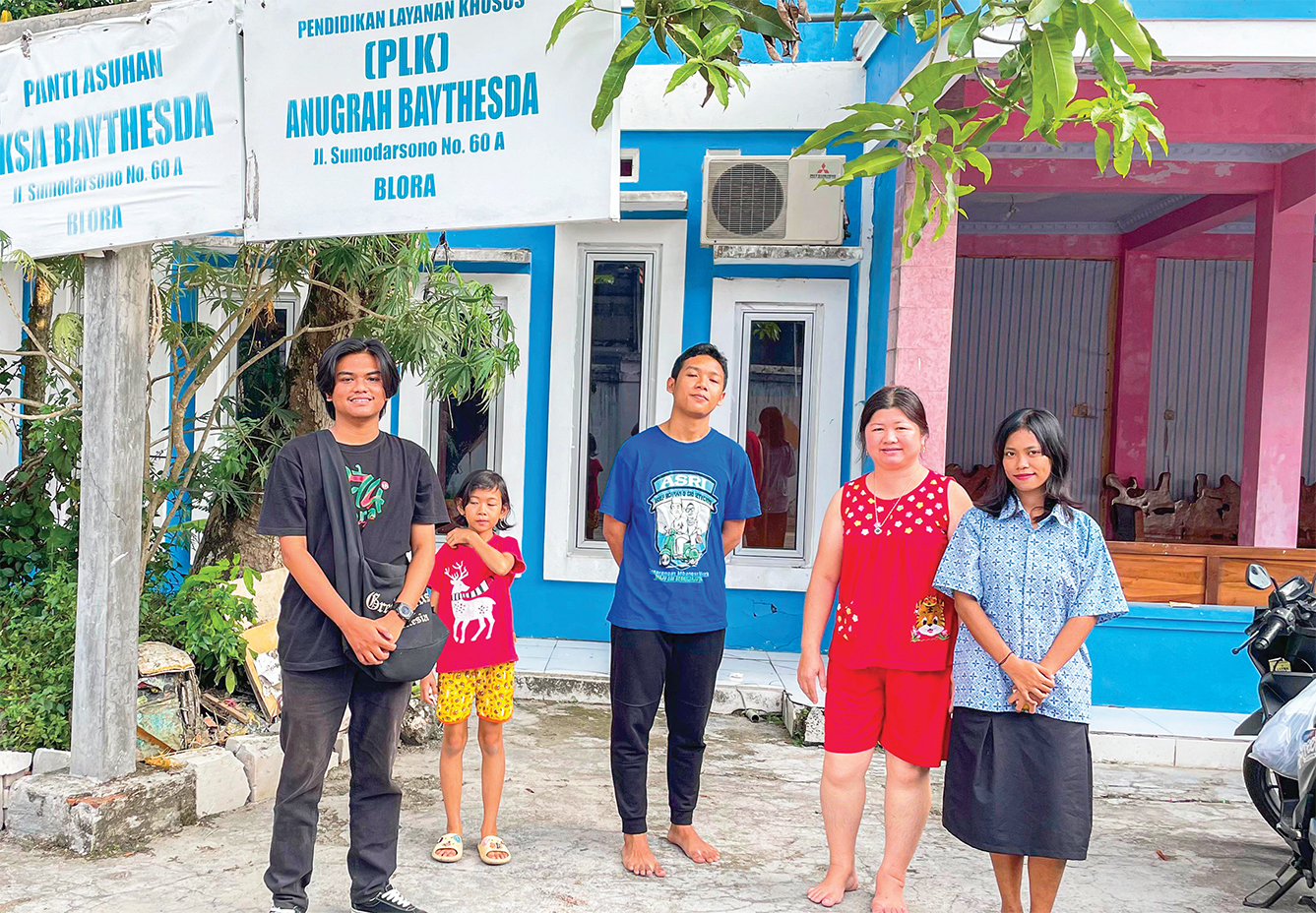 KOMITMEN: Kepala Biro Blora Rahul Oscarra Duta memberikan santunan kepada anak yatim di Panti Asuhan Bayteshda, Selasa (22/7). (ISTIMEWA/RADAR BOJONEGORO)