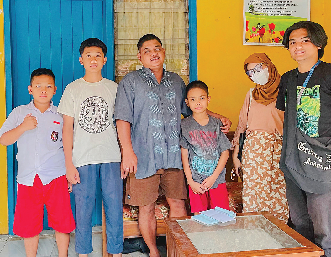 BERSYUKUR: Santunan diberikan kepada anak yatim Yayasan Panti Asuhan Putra Muhammadiyah oleh Kepala Biro Blora Rahul Oscarra Duta. (ISTIMEWA/RADAR BOJONEGORO)