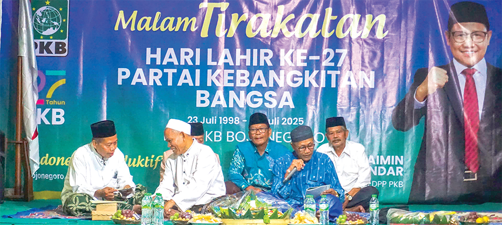 MAJU DAN PRODUKTIF: Pengurus DPC PKB Bojonegoro memeringati Harlah PKB ke-27 Selasa (22/7) malam. (YANA DWI KURNIYA/RADAR BOJONEGORO)