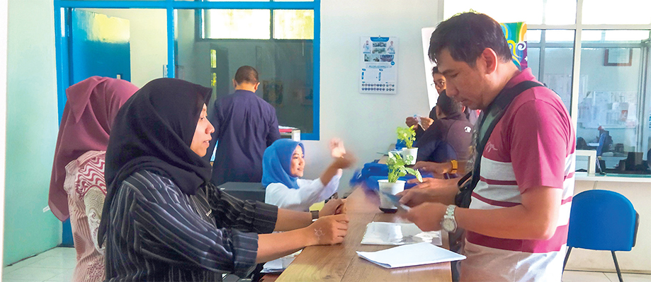 PLAYON: Ratusan peserta telah ambil racepack Bojonegoro Playon. Hari ini (24/7) merupakan hari terakhir pengambilan racepack di kantor Jawa Pos Radar Bojonegoro.  (DOK. RADAR BOJONEGORO)
