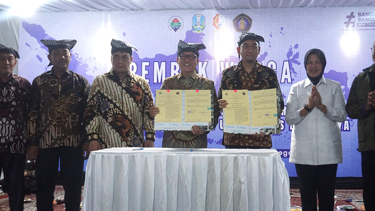 Rektor Universitas Brawijaya Widodo (dua dari kanan) menandatangani MoU dengan Menteri Desa dan Pembangunan Daerah Tertinggal, Yandri Susanto (tengah) pada acara Rembuk Desa Kamis malam (25/7).