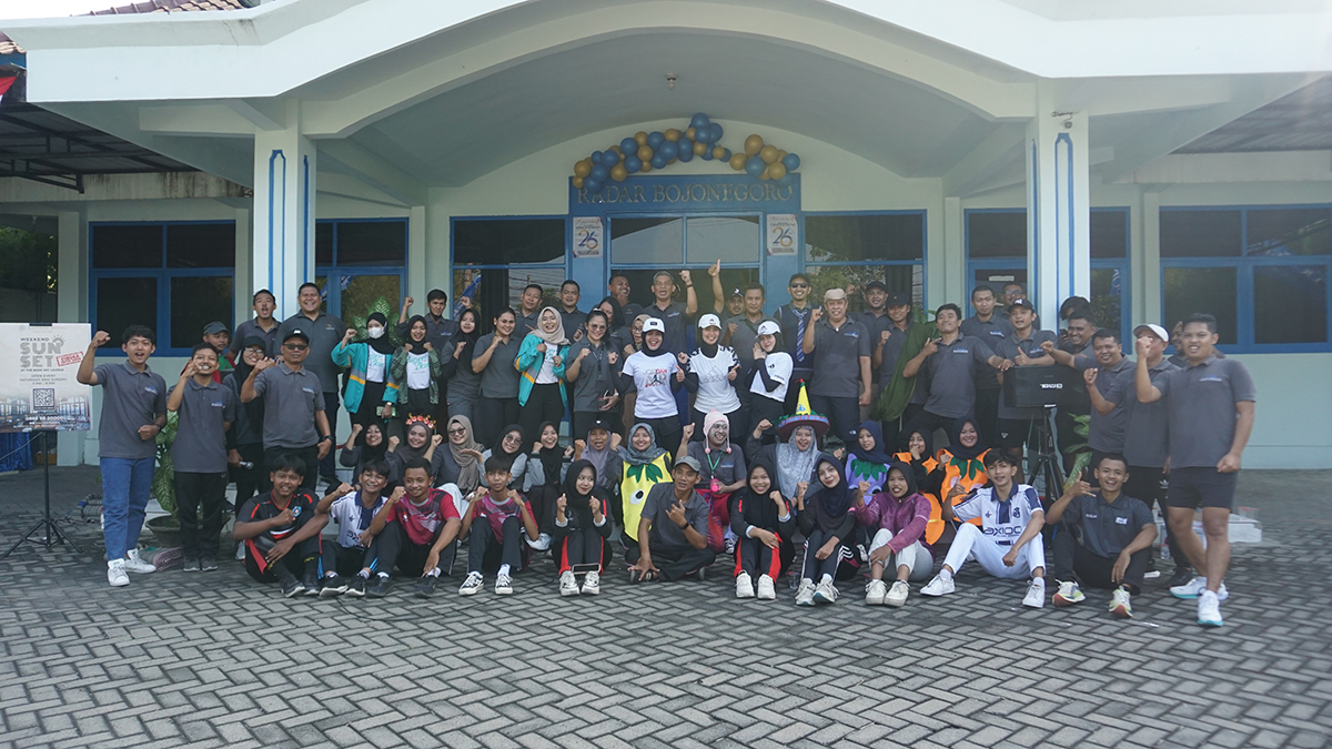 Redaksi Jawa Pos Radar Bojonegoro bersama Eastern Hotel Bojonegoro dan Superskin Bojonegoro merayakan HUT ke-26 Radar Bojonegoro dengan otong tumpeng dan senam bersama. (YUAN EDO/RADAR BOJONEGORO)