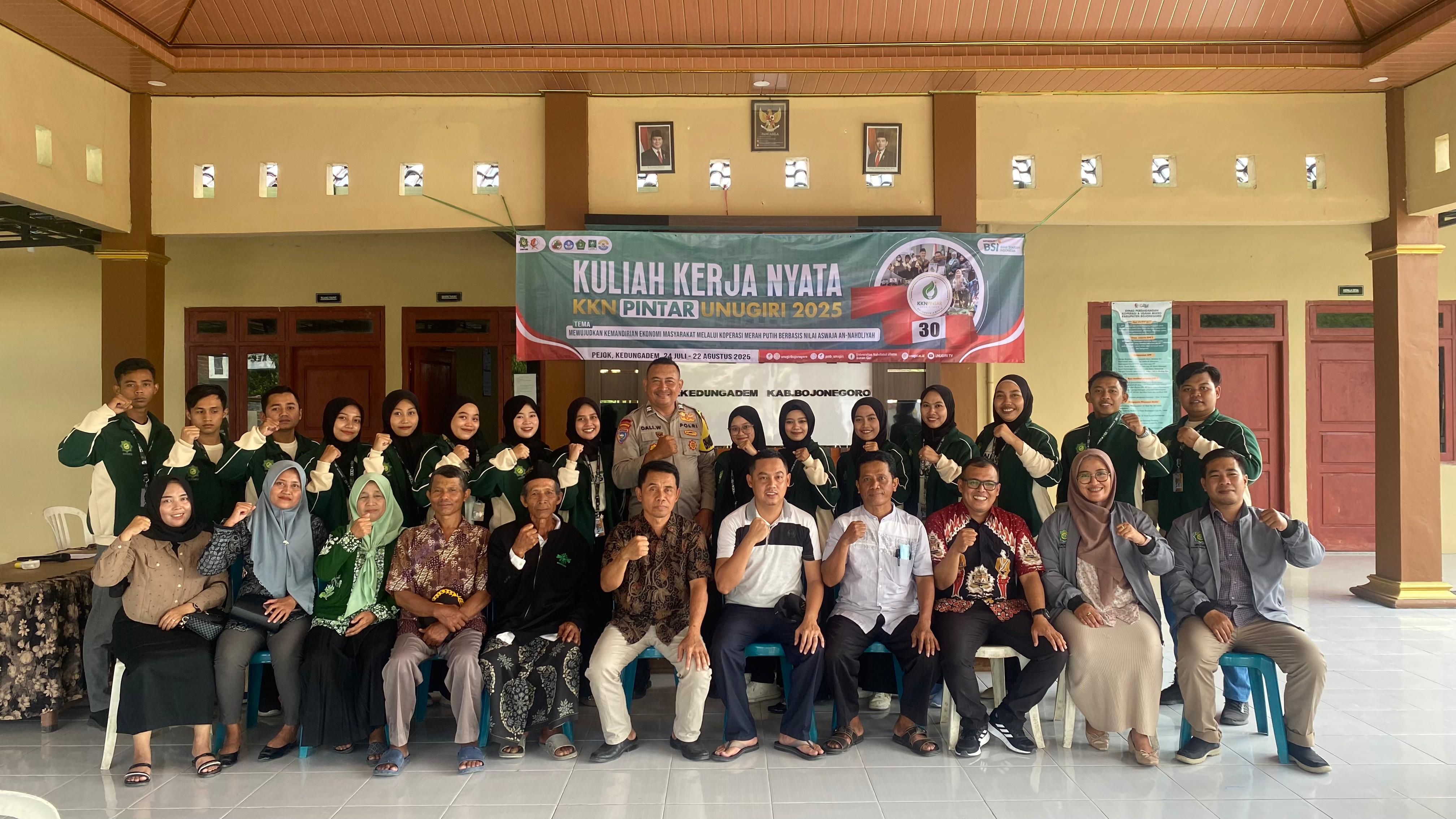 PEMBUKAAN: Proses pembukaan KKN Pintar Unugiri 2025 kelompok 30 di Balai Desa Pejok