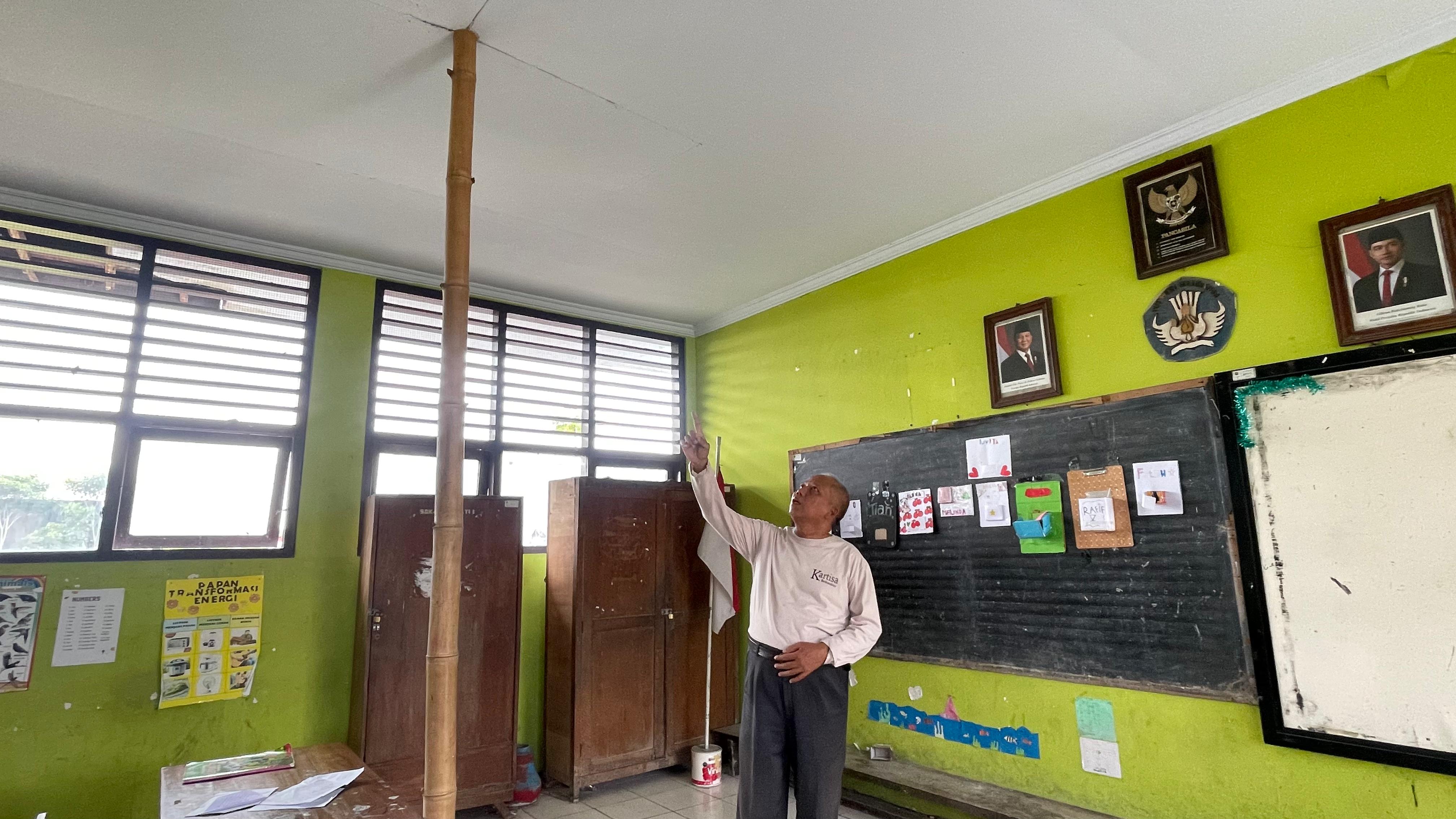 RUSAK: Atap plafon kelas di salah satu ruang kelas SDN 1 Karangjati hampir ambrol. Pihak sekolah sangga menggunakan bambu. (RAHUL OSCARRA DUTA/RADAR BOJONEGORO)