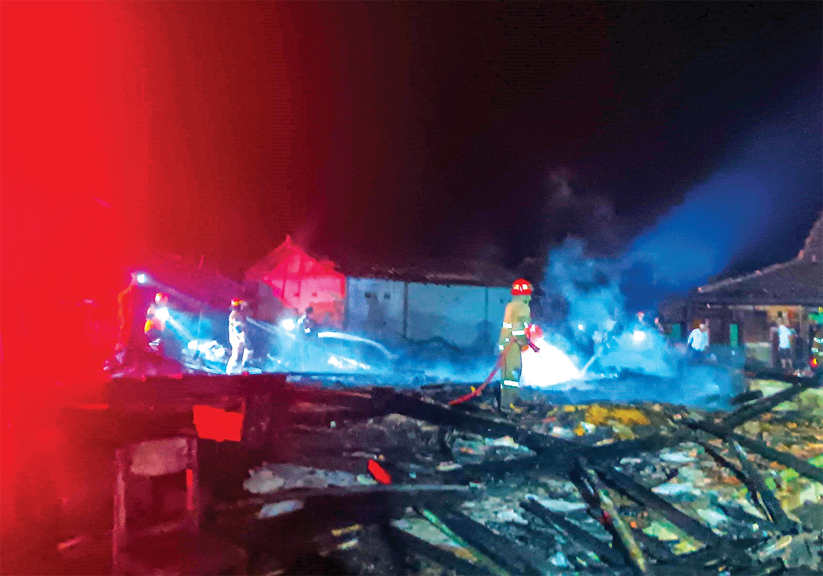 KEBAKARAN: Empat rumah di Desa Kajengan, Kecamatan Todanan ludes terbakar pada 25 Juni lalu. Diduga penyebabnya korsleting listrik. (ISTIMEWA/RADAR BOJONEGORO)