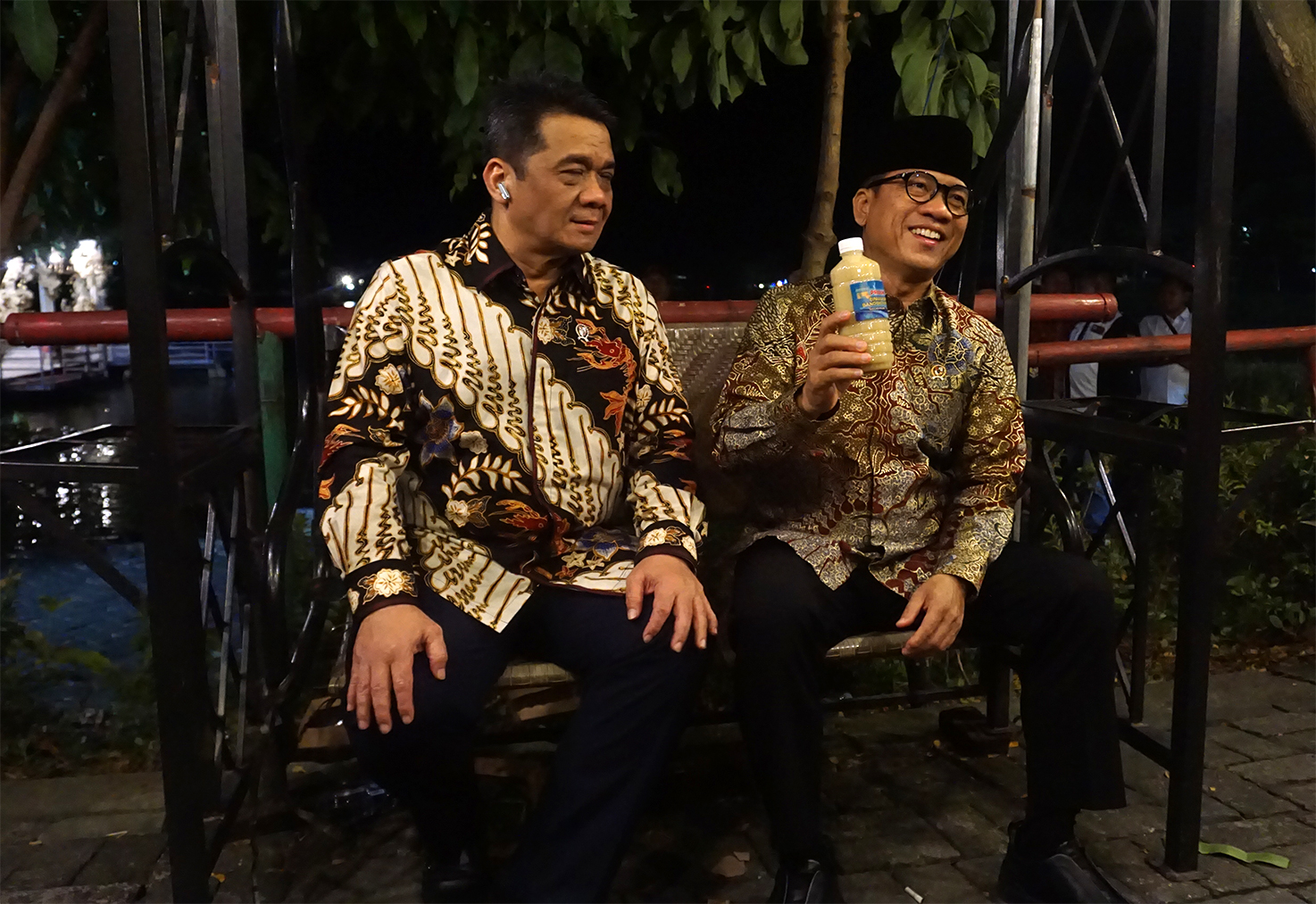 Menteri Desa dan Pembangunan Daerah Tertinggal Yandri Susanto (kanan) menunjukkan produk UMKM Desa Sidobandung, Kecamatan Balen saat menghadiri rembuk desa Kamis malam (24/7).