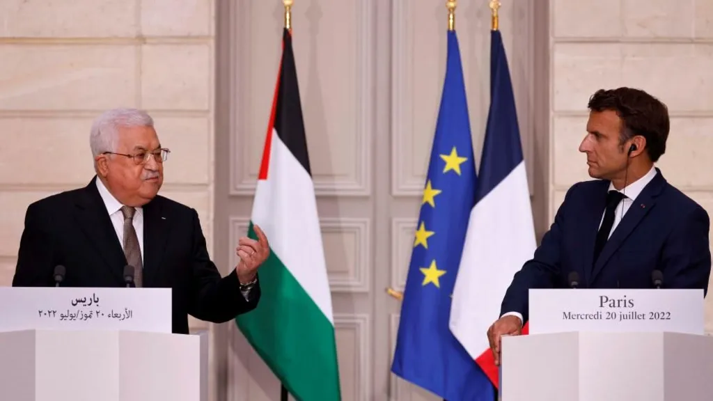 Presiden Palestina Mahmoud Abbas (kiri), dan Presiden Perancis Emmanuel Macron (kanan). Dok. Reuters