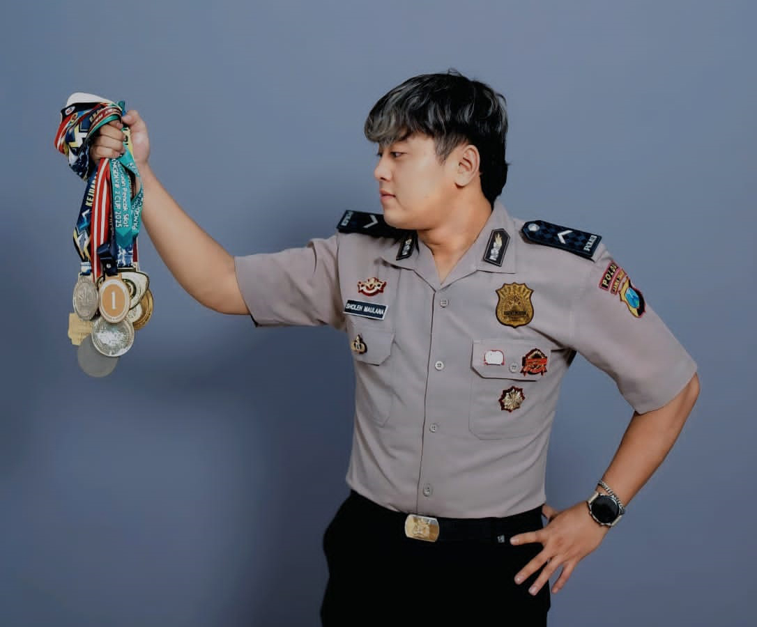 PRESTASI: Sholeh Maulana pamerkan puluhan medali dari aneka kompetisi olahraga pencak silat. (ISTIMEWA/RADAR BOJONEGORO)