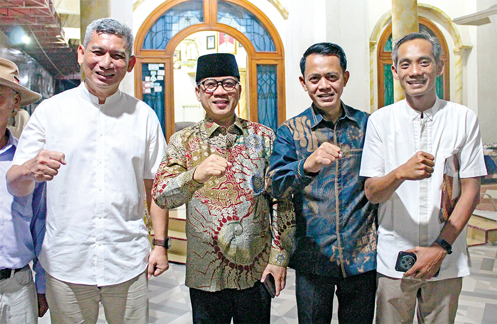 SINERGI: Dari kiri ke kanan, Bachtiar Febrianto Direktur Radar Bojonegoro, Yandri Susanto Menteri Desa dan PDT, Lasuri Anggota DPRD Bojonegoro, Pemred Radar Bojonegoro Muhammad Suaeb