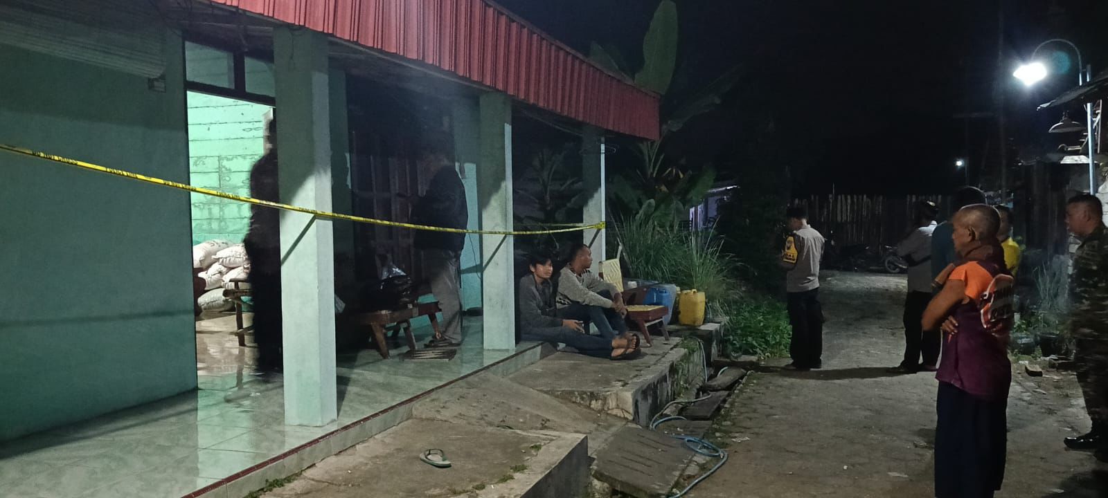 GARIS POLISI: Rumah penemuan korban dugaan pembunuhan digaris polisi. (RAHUL OSCARRA DUTA/RADAR BOJONEGORO)