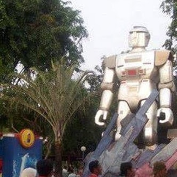DUFAN: Penampakan patung robot Spielban (Spielvan) yang banyak orang menyebut sebagai patung robot Gaban (Gavan).
