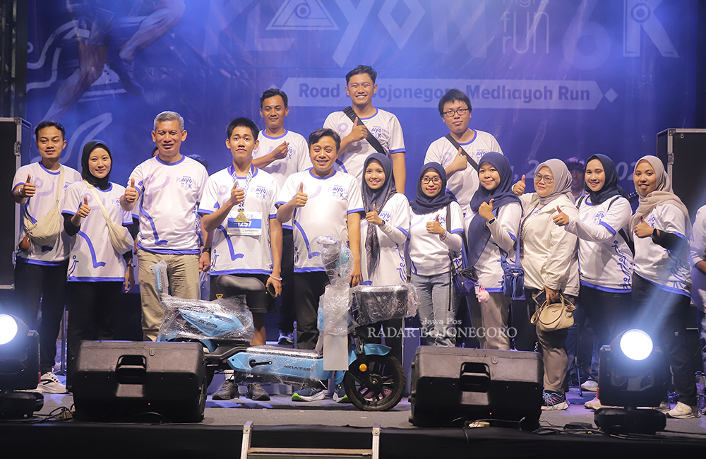 OMPAK: Tim PT ADS berfoto bersama dengan peraih hadiah utama Bojonegoro Playon berupa sepeda listrik.
