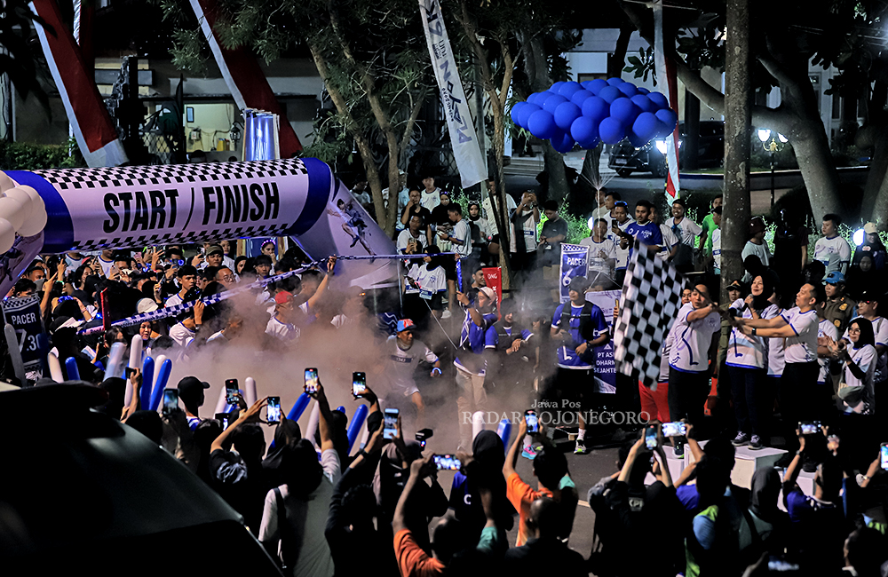 Ratusan pelari pada event Bojonegoro Playon 2025 diberangkatkan Wakil Bupati Bojonegoro Nurul Azizah, Kapolres AKBP Afrian Satya Permadi, dan Drektur Utama PT Asri Dharma Sejahtera Mohammad Kundori.