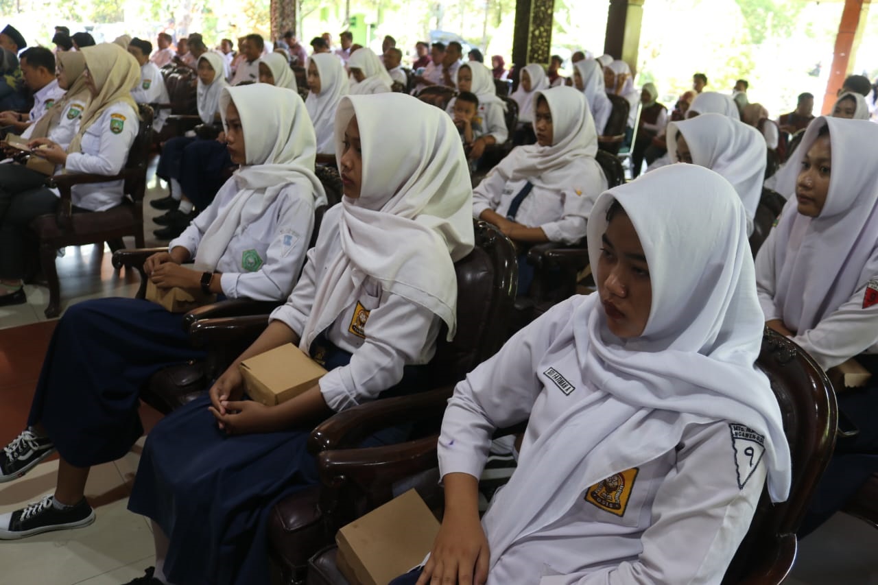 SOSIALISASI: Sebanyak 50 siswa Sekolah Rakyat Menengah Atas (SRMA) 18 Blora mendengarkan sosialisasi di Pendapa Rumah Bupati Blora.