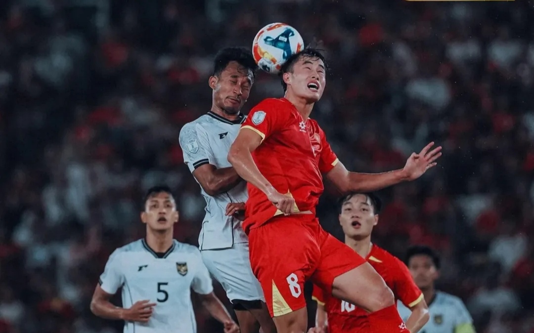 Robi Darwis berduel dengan pemain Vietnam di Final Asean U-23 Championship 2025.