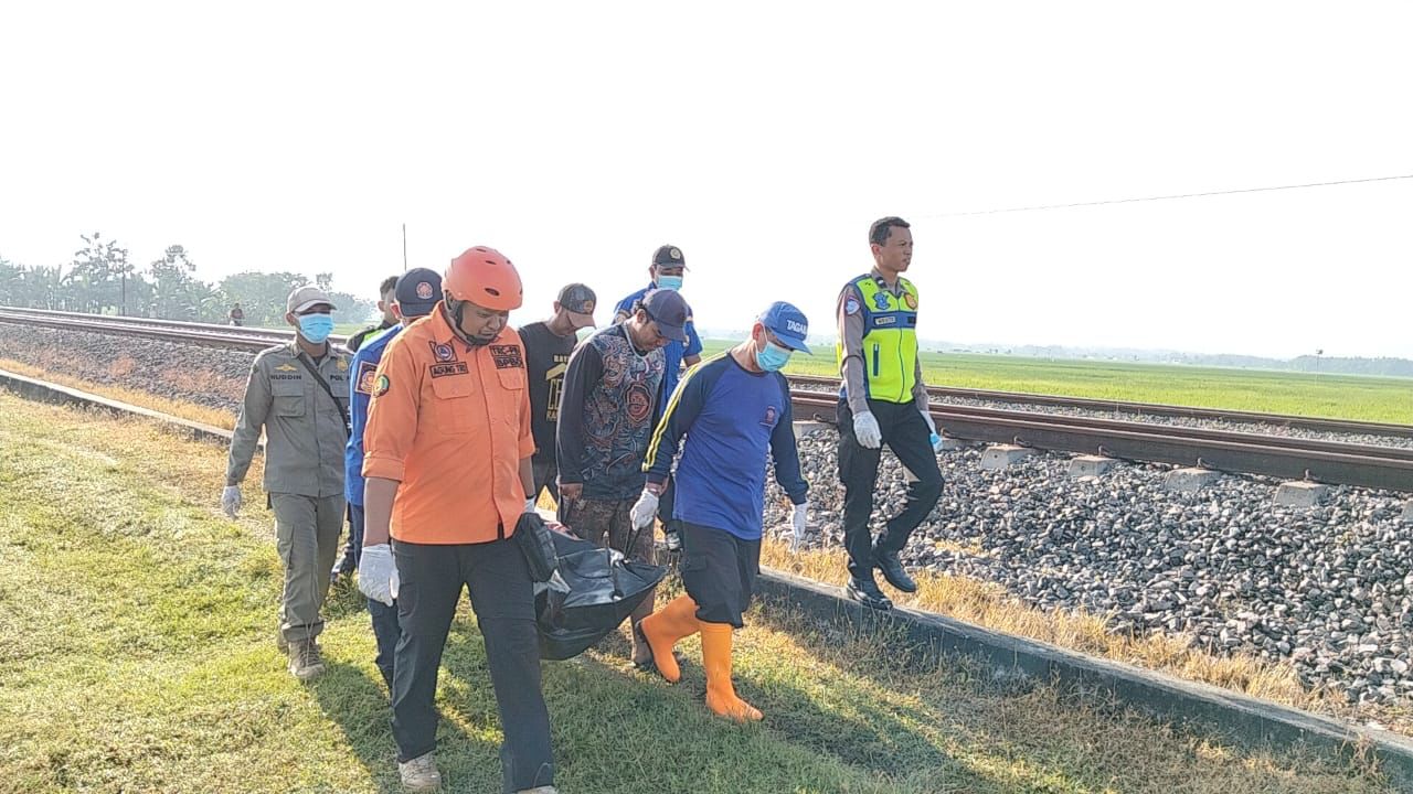 EVAKUASI: Jenazah korban yang tertabrak kereta api Gumarang dievakuasi.