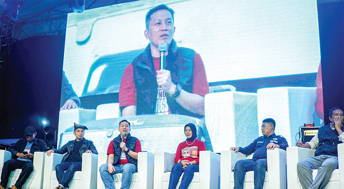 PERANGI NARKOBA: Kapolres Bojonegoro AKBP Afrian Satya Permadi sebagai narasumber talk show bertajuk Ayo Perangi Narkoba, pada Minggu malam (27/7). (ISTIMEWA/RADAR BOJONEGORO)