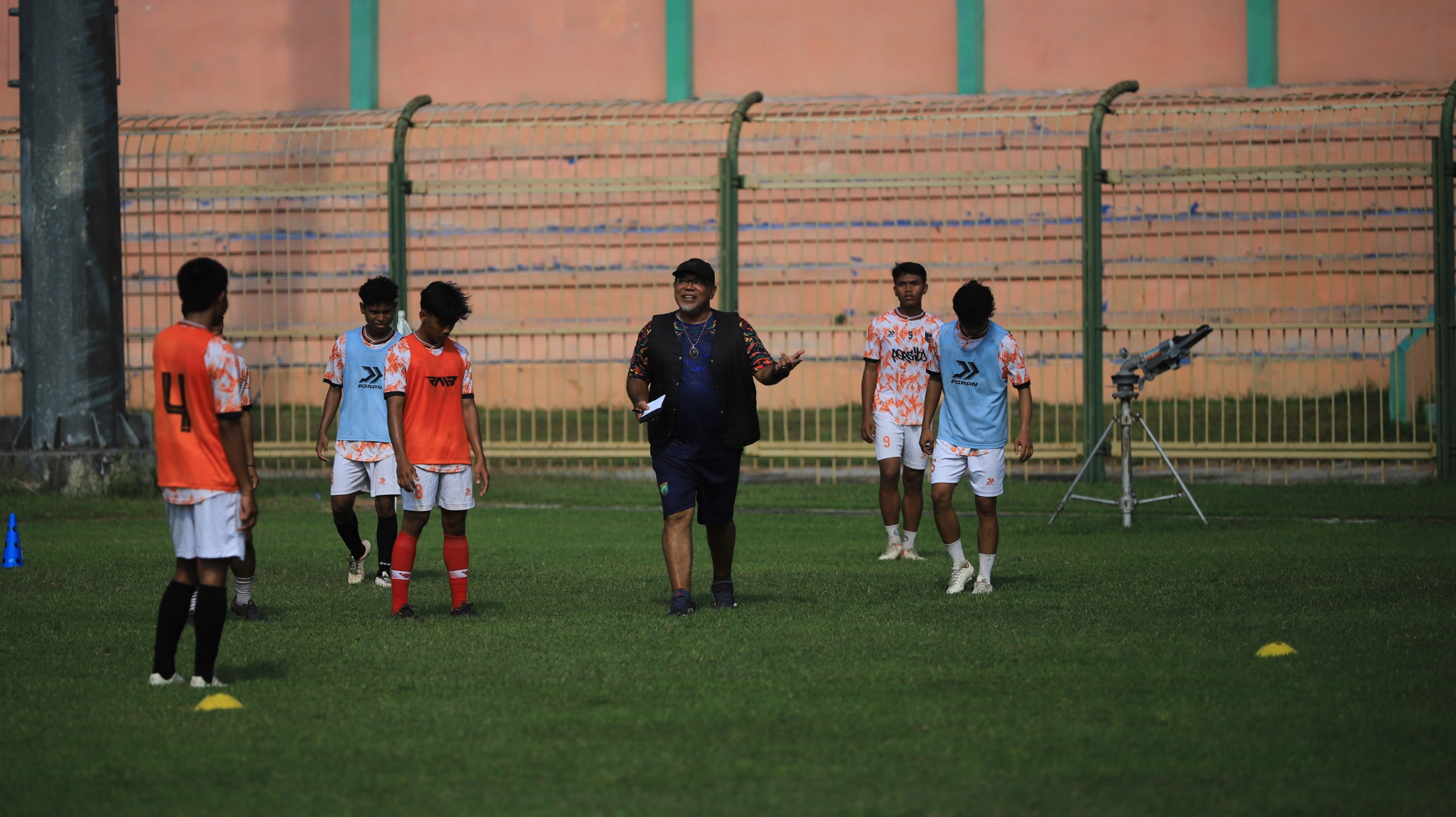 BERI ARAHAN: Pelatih Persibo Iwan Setiawan beri arahan kepada para pemain saat sesi latihan di Stadion Letjen Sudirman.
