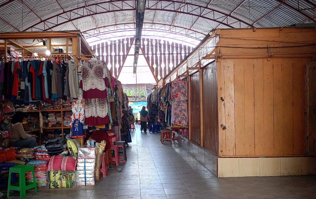 SEPI PEMBELI: Kondisi Pasar Randublatung sepi pembeli, sehingga di salah satu sudut lorong pasar tampak lengang.