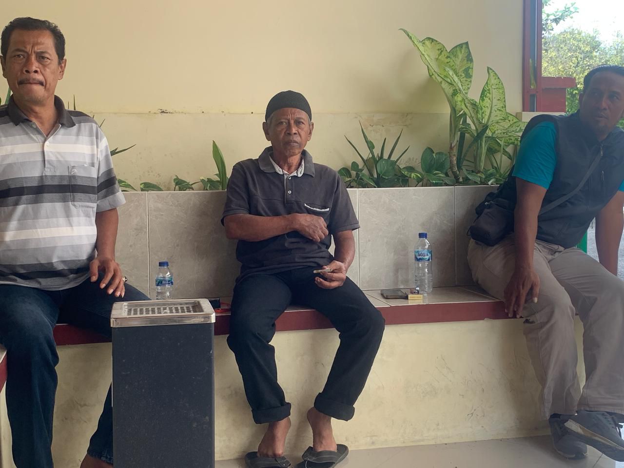 SANG AYAH: Akhmad Soesilo (tengah) selaku ayah korban mengawal proses persidangan kasus pengeroyokan yang menimpa anaknya, Mahfud Saputra.