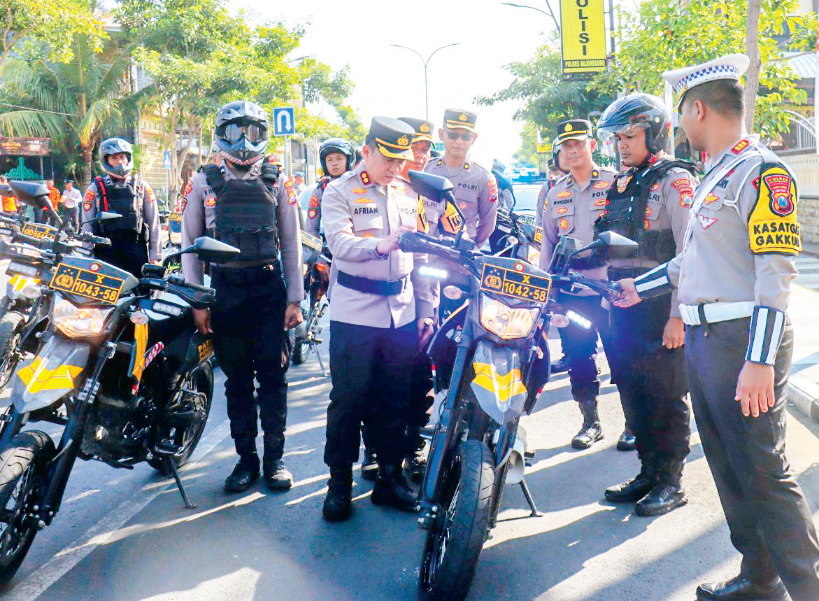 TERTIBKAN LALU LINTAS: Kapolres Bojonegoro saat memimpin operasi patuh semeru untuk ketertiban lalu lintas, tercatat 2.369 kendaraan ditilang. (DHANI WAHYU ALFIANSYAH/RADAR BOJONEGORO)