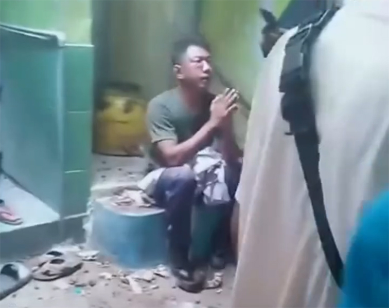 DIAMANKAN: Oknum PPPK Dishub Bojonegoro diamankan petugas diduga mencuri kotak amal. (ISTIMEWA/RADAR BOJONEGORO)
