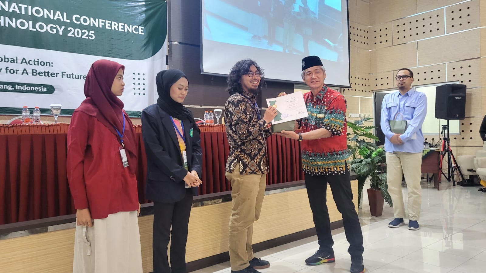 Kaprodi Kimia Unigoro, M. Bakhru Thohir, S.Si., M.Sc., menerima penghargaan dalam The 15th Internasional Conference of Green Technology 2025.