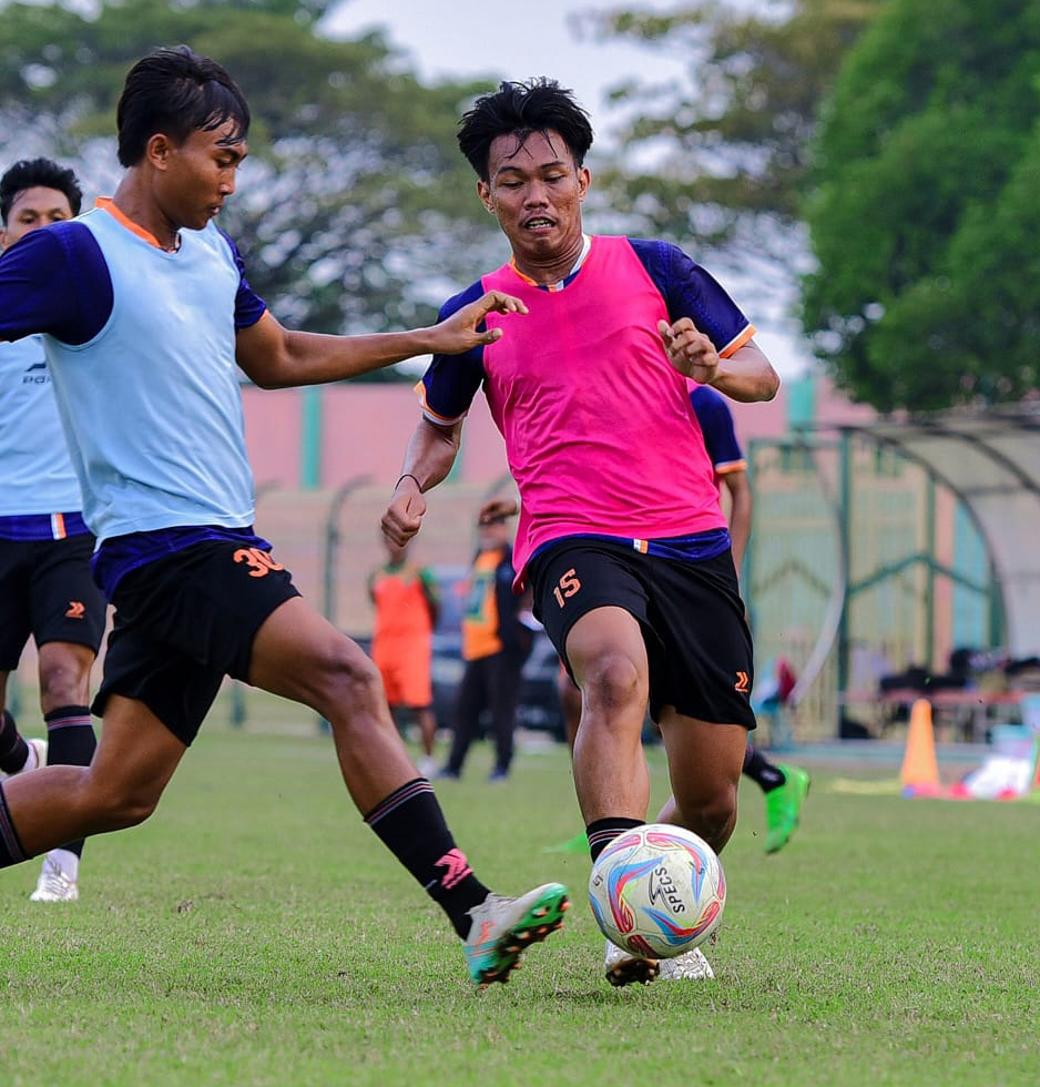 LATIHAN: Skuad Persibo fokus latihan rutin di Stadion Letjen Sudirman. Hari ini (1/8), para pemain akan bertolak ke Yogyakarta untuk pemusatan latihan. (PERSIBO FOR RADAR BOJONEGORO)