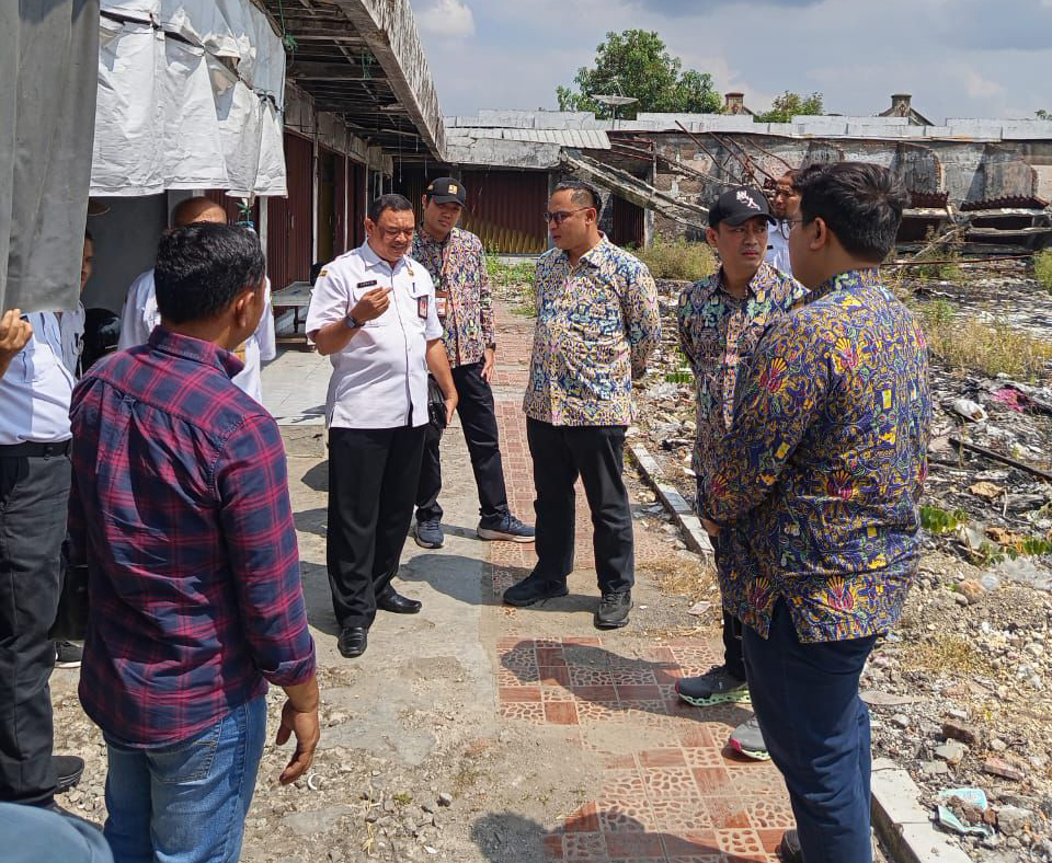 SURVEI: Kepala Dindagkop UKM Blora Kiswoyo sedang bersama rekanan dari Kementerian PU untuk menyurvei dan cek lokasi Pasar Ngawen. (RAHUL OSCARRA DUTA/RADAR BOJONEGORO)