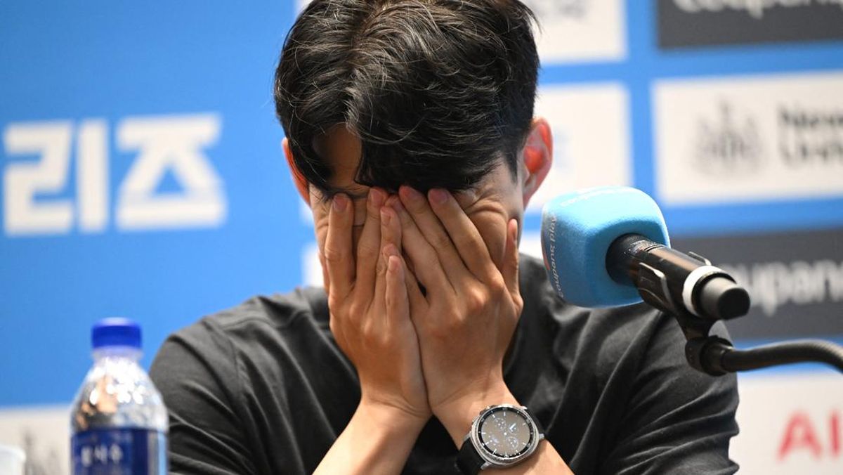 Son Heung-Min tak kuasa menahan tangis setelah mengumumkan keperigannya dari Tottenham Hotspurs. (Dok. AFP)