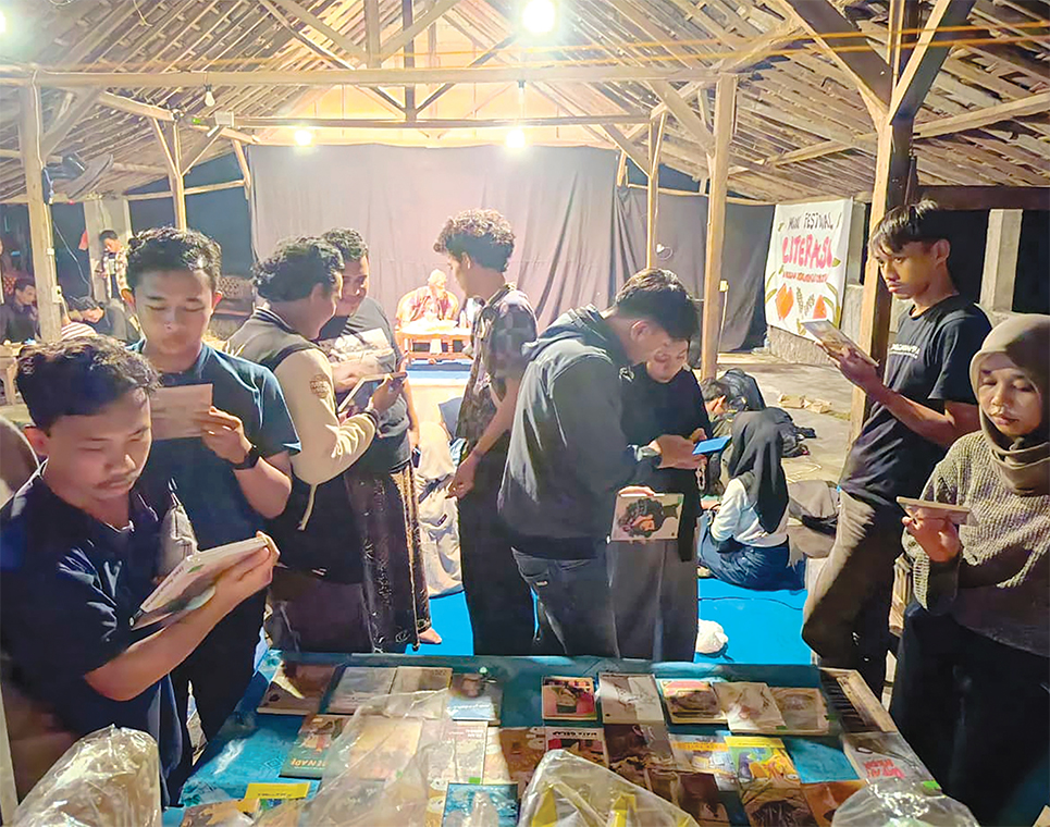 DISKUSI BUKU: Pegiat literasi di Desa Wedi, Kecamatan Kapas sedang diskusi buku untuk meningkatkan budaya literasi di pedesaan. (YANA DWI KURNIYA/RADAR BOJONEGORO)