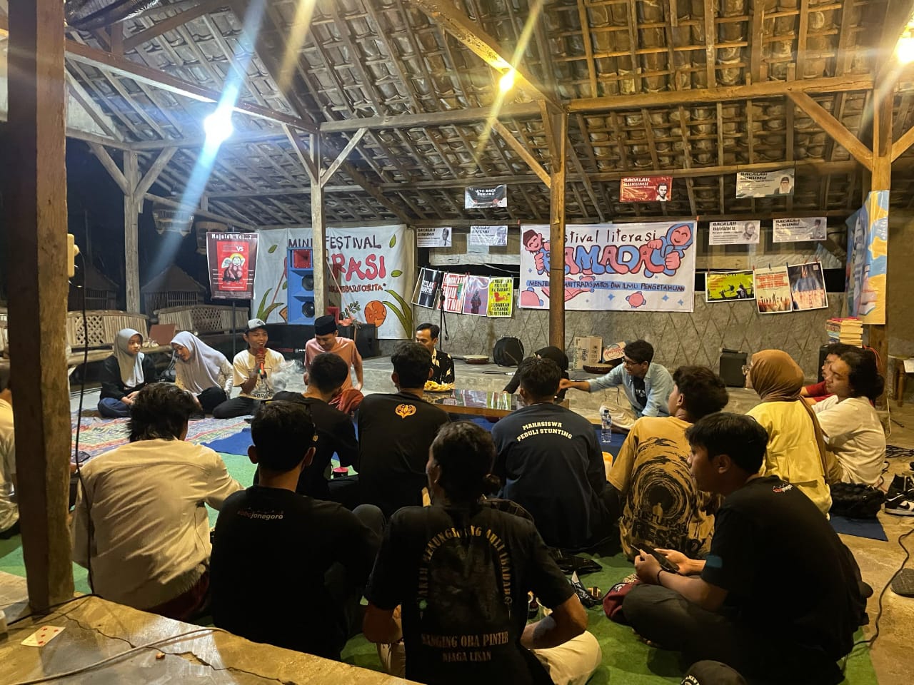 FORUM: Salah satu kegiatan literasi yang digelar di warung kopi Mantri turut Desa Wedi, Kecamatan Kapas.