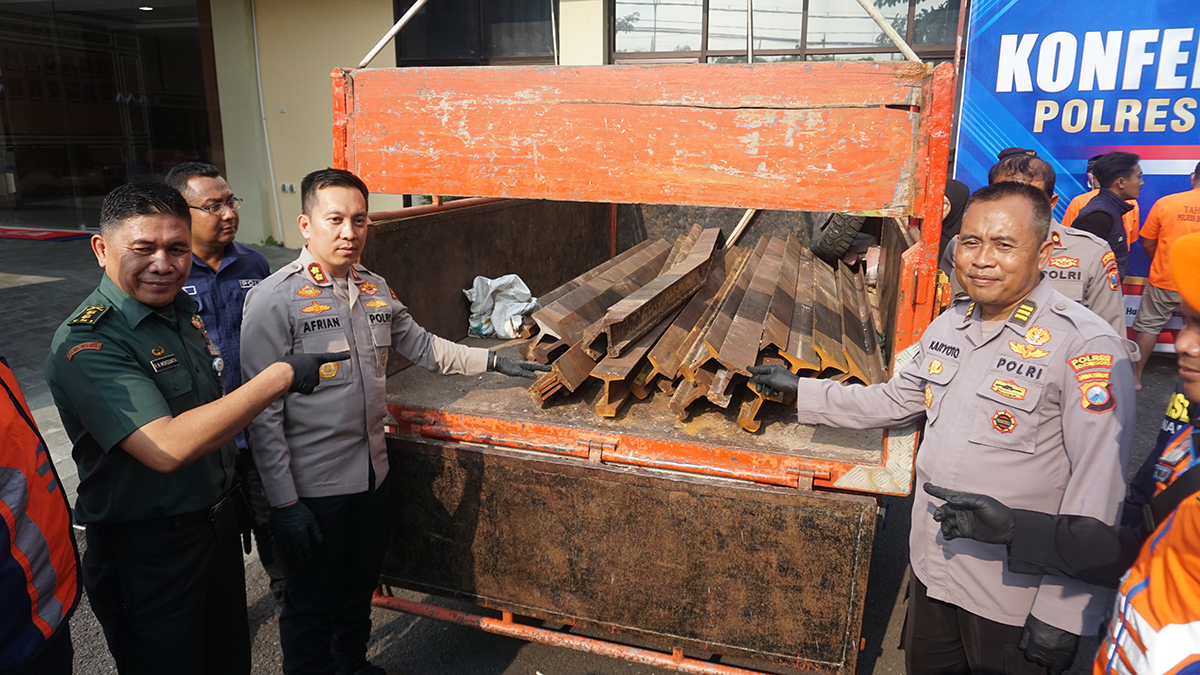 Kapolres Bojonegoro AKBP Afrian Satya Permadi (dua dari kiri) dan Deputi Pam Obvit PT KAI Daop 8 Surabaya, Letkol Inf RN. Mokoginta  (paling kiri) menunjukkan barang bukti pencurian rel KA.