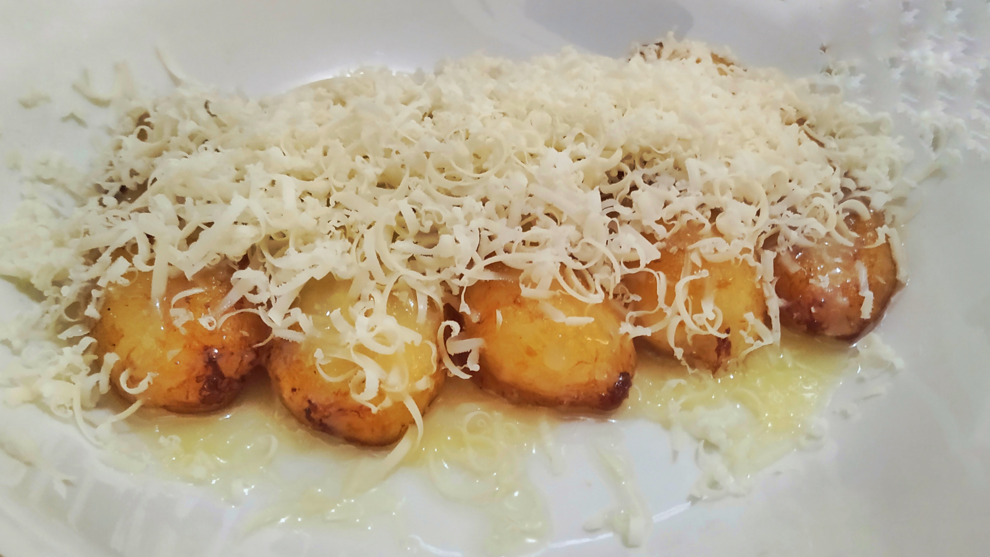 Ilustrasi pisang goreng keju.