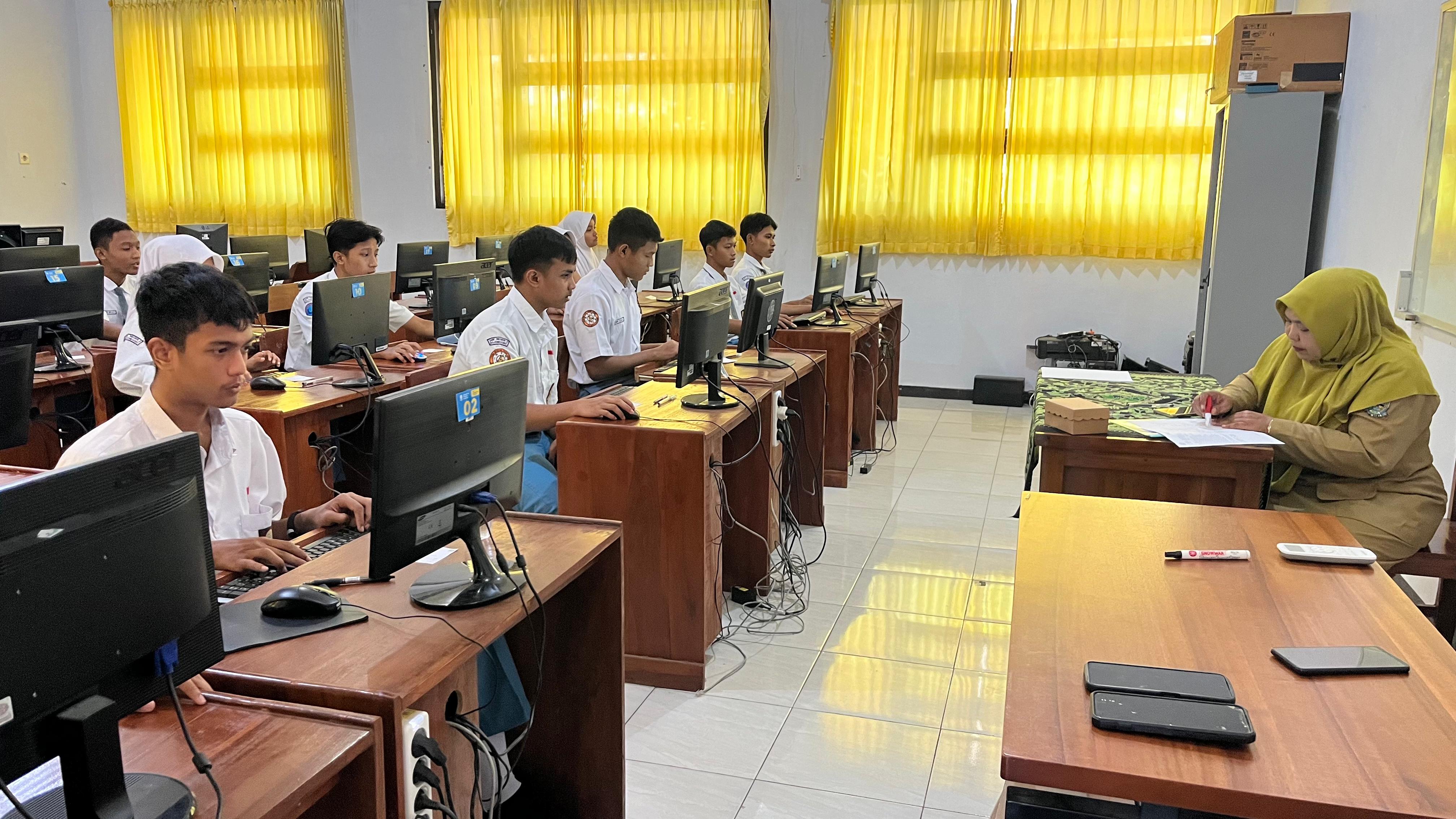 HARI PERTAMA: Pelaksanaan ANBK hari pertama di SMKN 2 Bojonegoro  emarin (4/8). A
