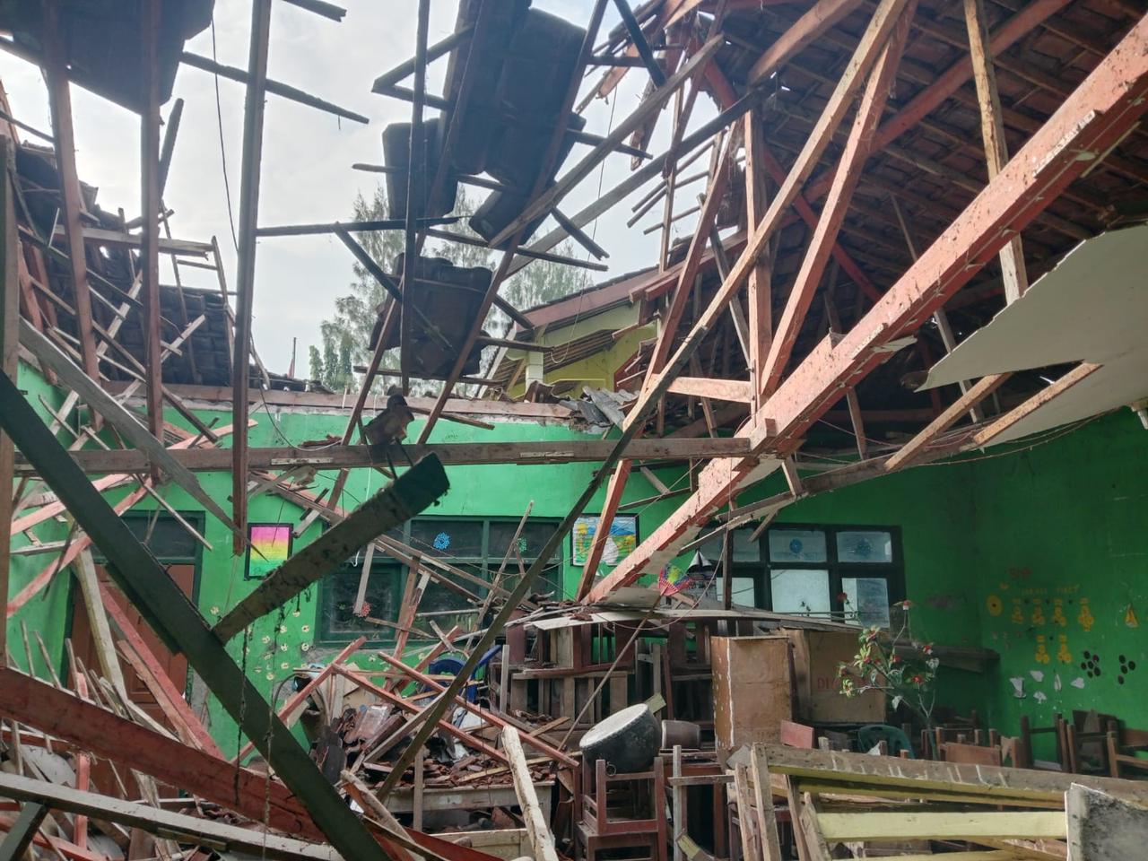 AMBRUK: Akibat diterjang hujan deras, ruang kelas SMP Muhammadiyah Kedungtuban, Blora ambruk.