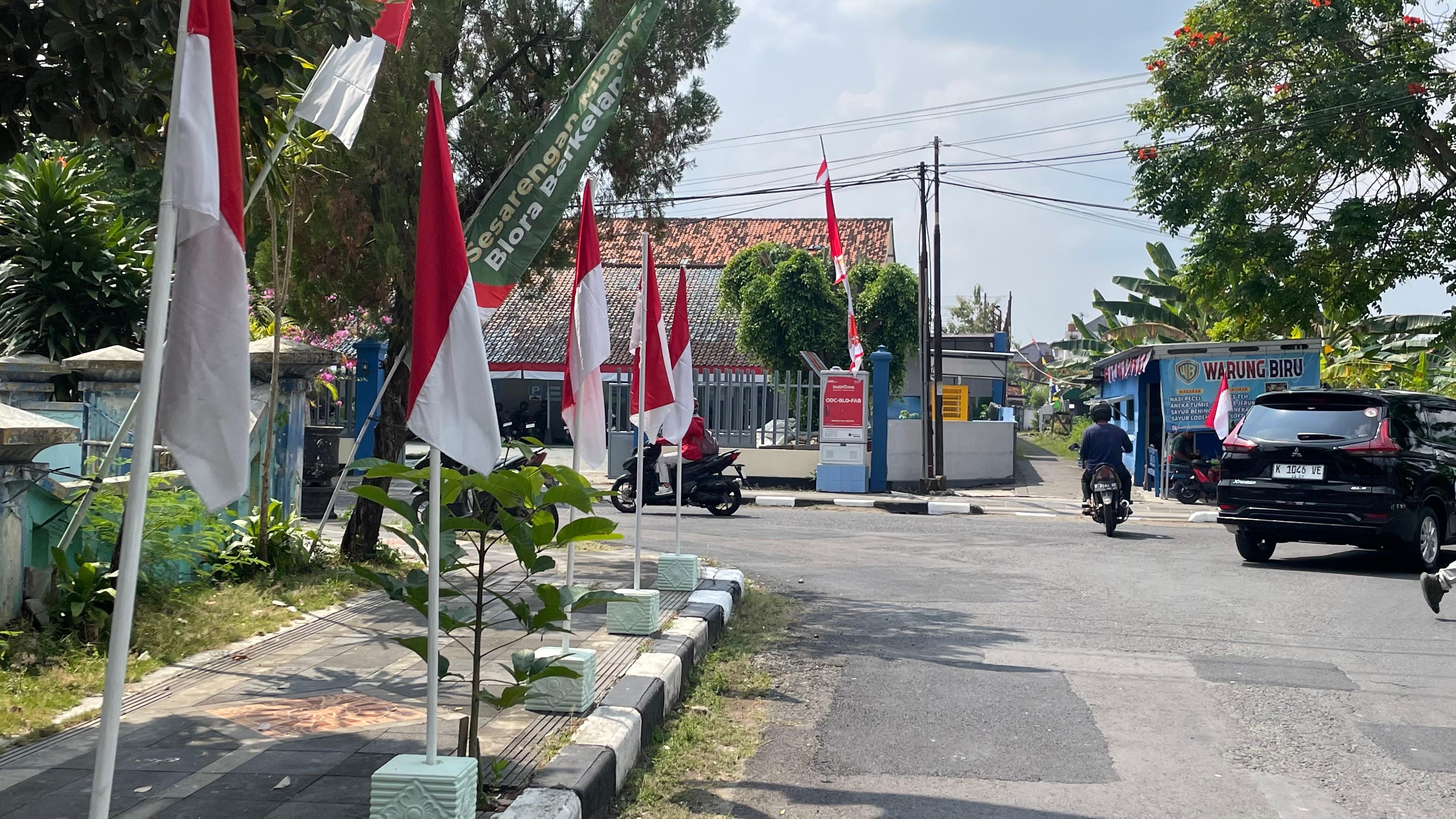 HARI KEMERDEKAAN: Bendera merah putih berkibar di sepanjang jalanan protokol Blora menyambut hari kemerdekaan Indonesia yang menginjak usia ke-80 tahun.
