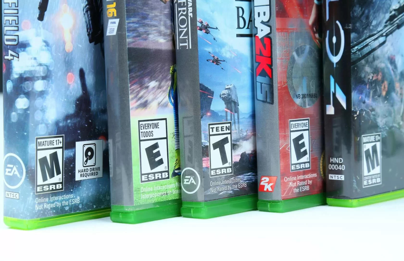 Setumpuk gim video dengan rating batasan usia dari ESRB di sampulnya. (Dok. Techspot)