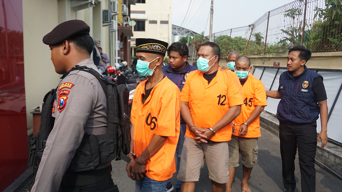 KASUS PENCURIAN REL: Kawanan pencuri rel KA serta penadahnya digiring di Mapolres Bojonegoro. (YUAN EDO/RADAR BOJONEGORO)