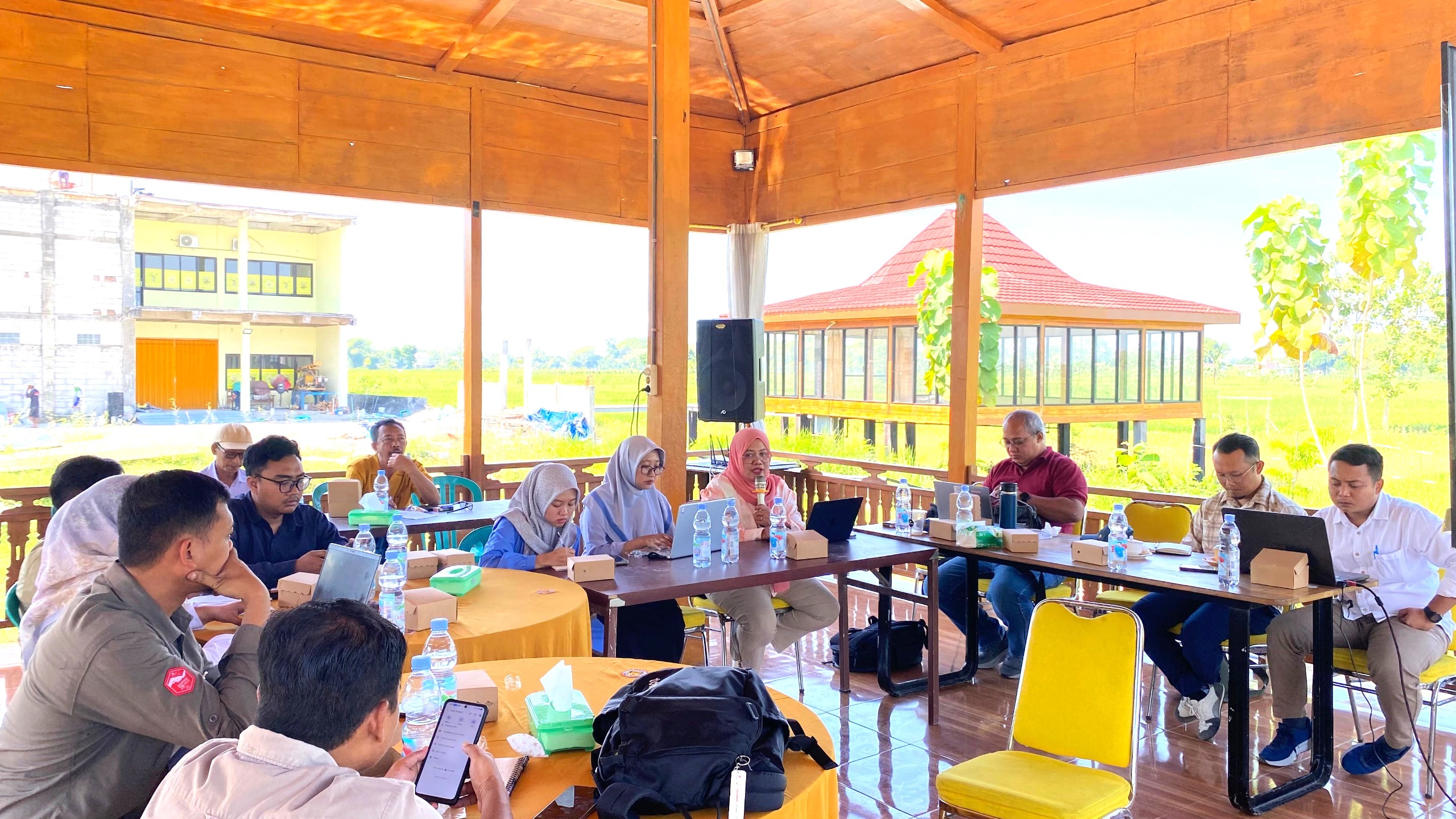 KOLABORASI: LPPM Unigoro, perwakilan EMCL, serta stakeholders menggelar rapat koordinasi program PPM di Pendopo Joglo Unigoro bulan lalu.