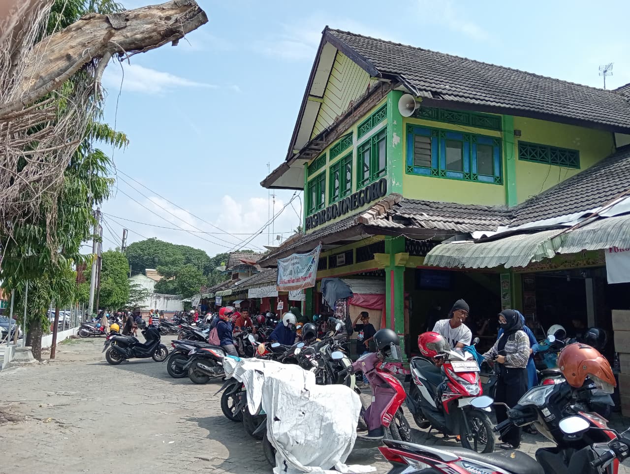 BAKAL DIBANGUN: Pasar Kota Bojonegoro sebelumnya sempat akan digusur, tapi justru bakal dibangun tahun depan. (YANA DWI KURNIYA/RADAR BOJONEGORO)