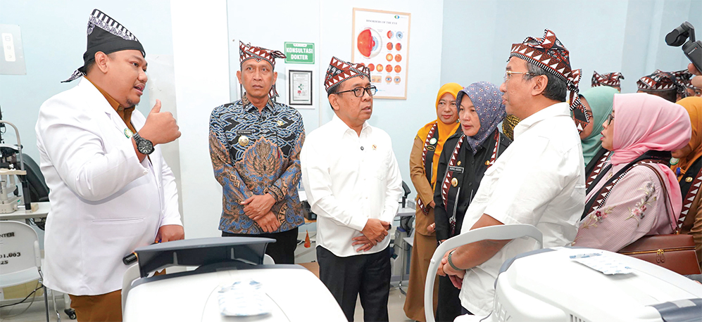 ROOM TOUR: dr. Eko Widayanto, Sp.M. menunjukkan fasilitas katarak center kepada Menko Pratikno, dan tamu undangan. (HAKAM ALGHIVARI/RADAR BOJONEGORO)