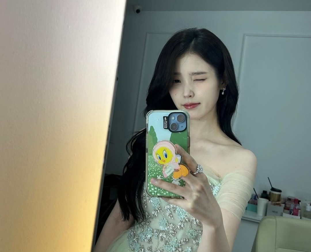 Aktris dan musisi IU asal korea.